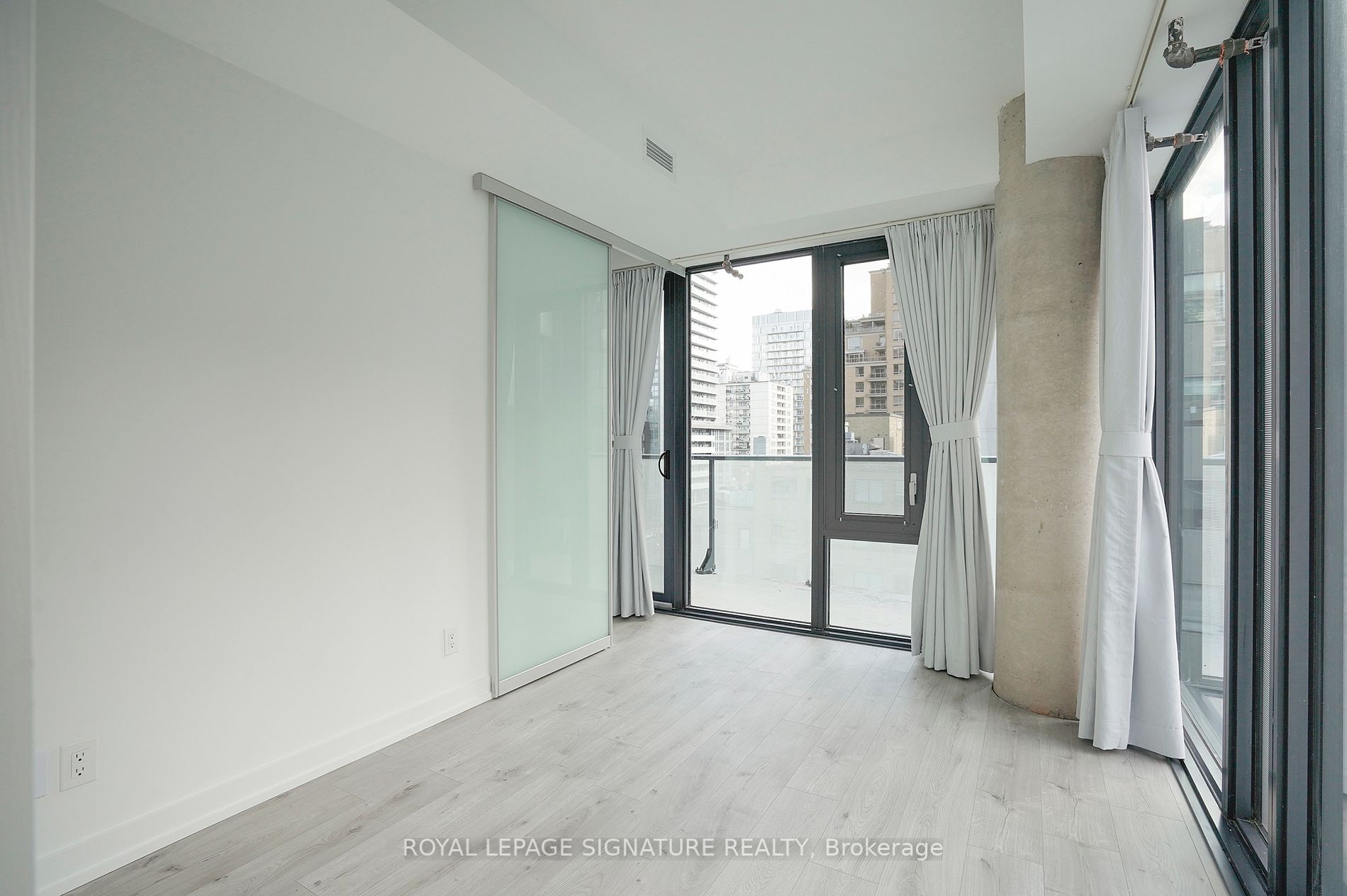 161 Roehampton Ave, #720