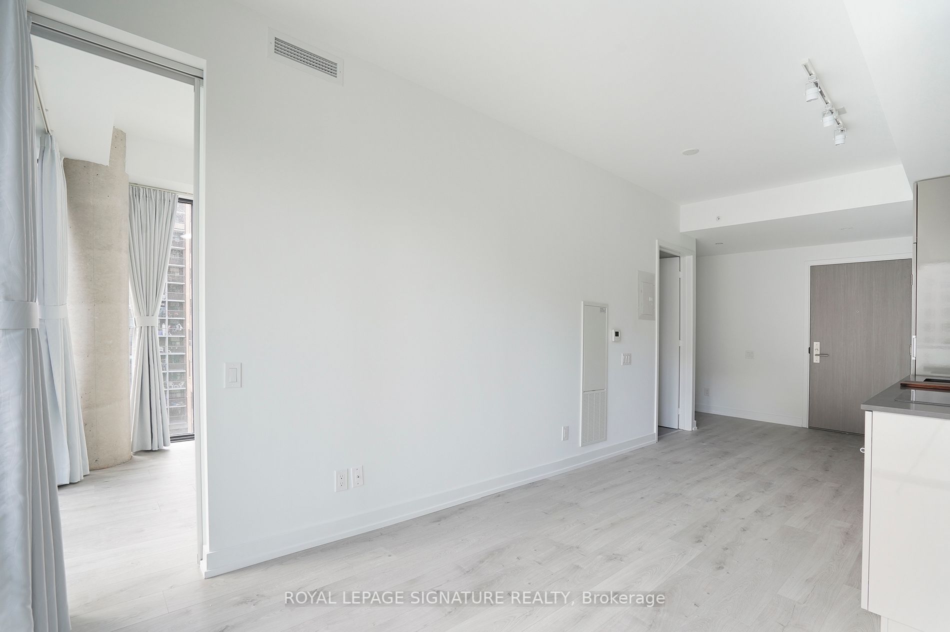 161 Roehampton Ave, #720