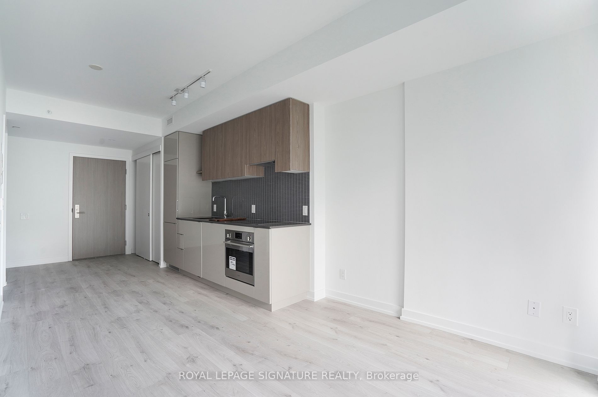 161 Roehampton Ave, #720