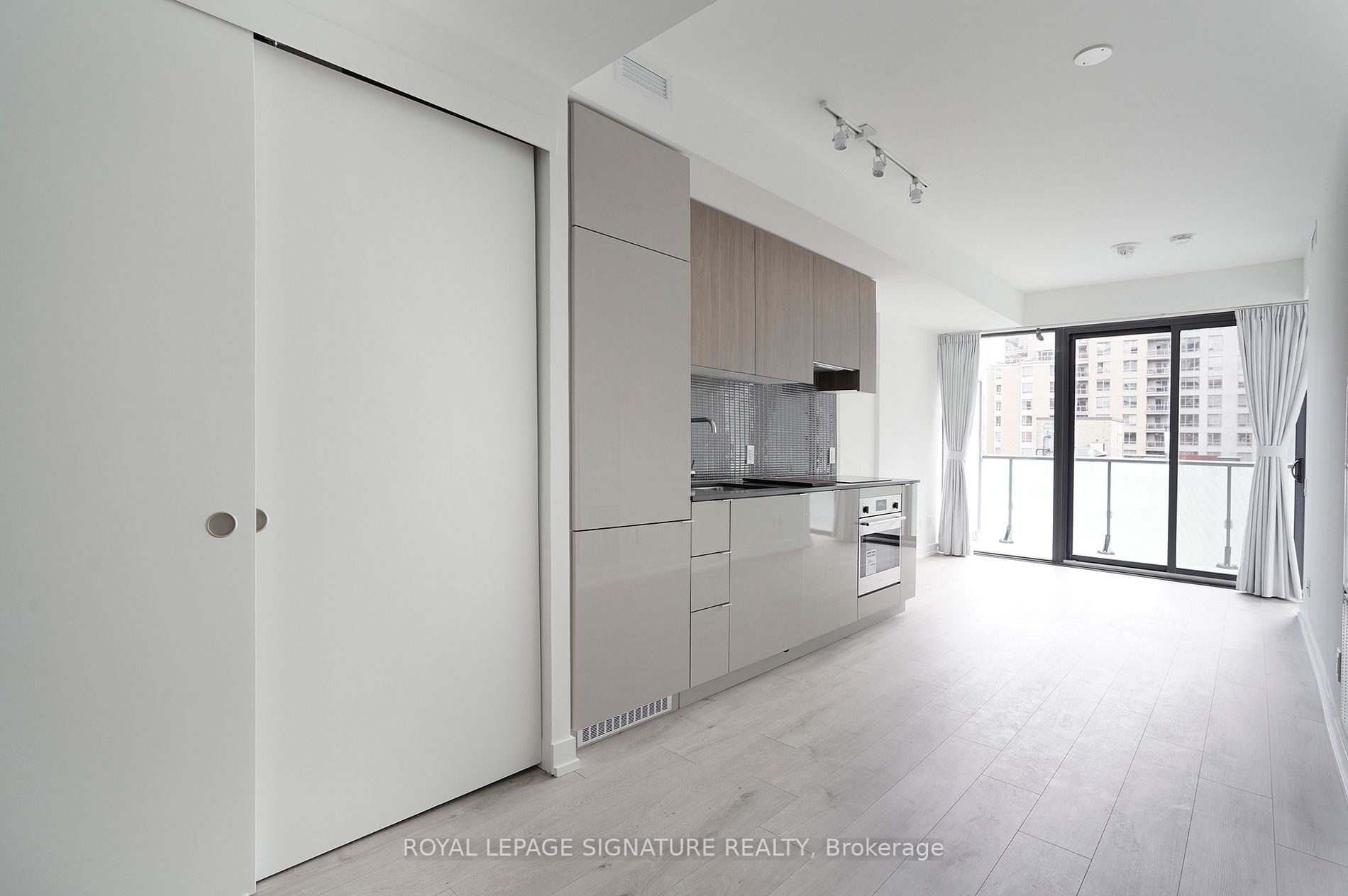 161 Roehampton Ave, #720