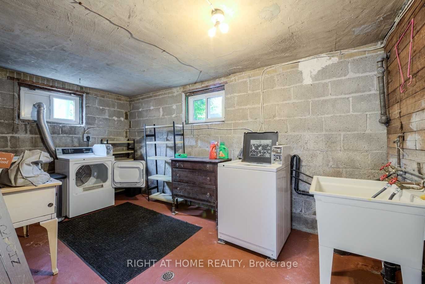 262 Soudan Ave