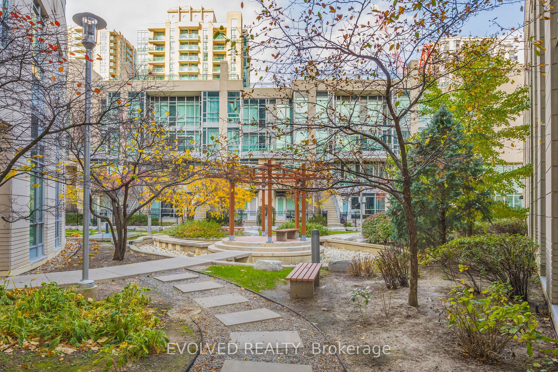 18 Holmes Ave, #305