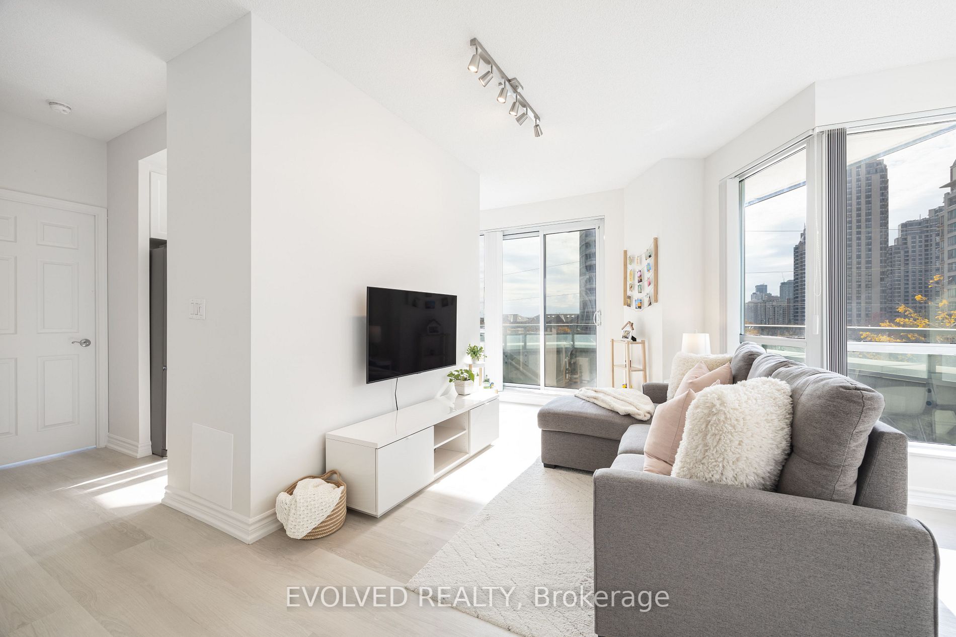 18 Holmes Ave, #305