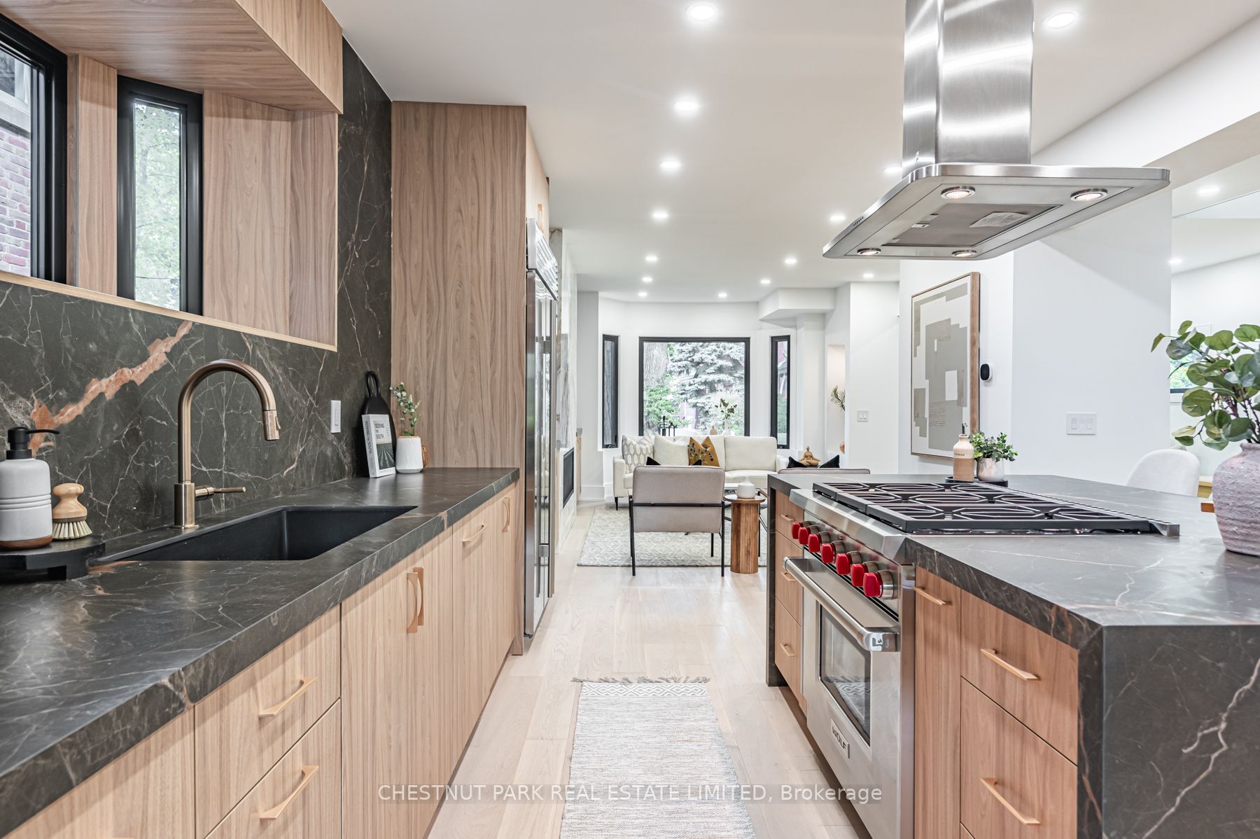 111 Roxborough Dr