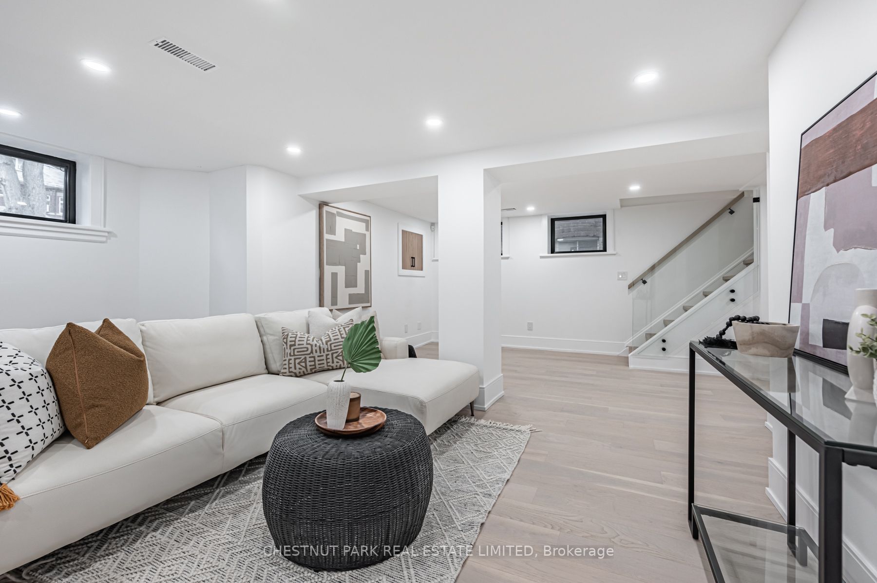 111 Roxborough Dr