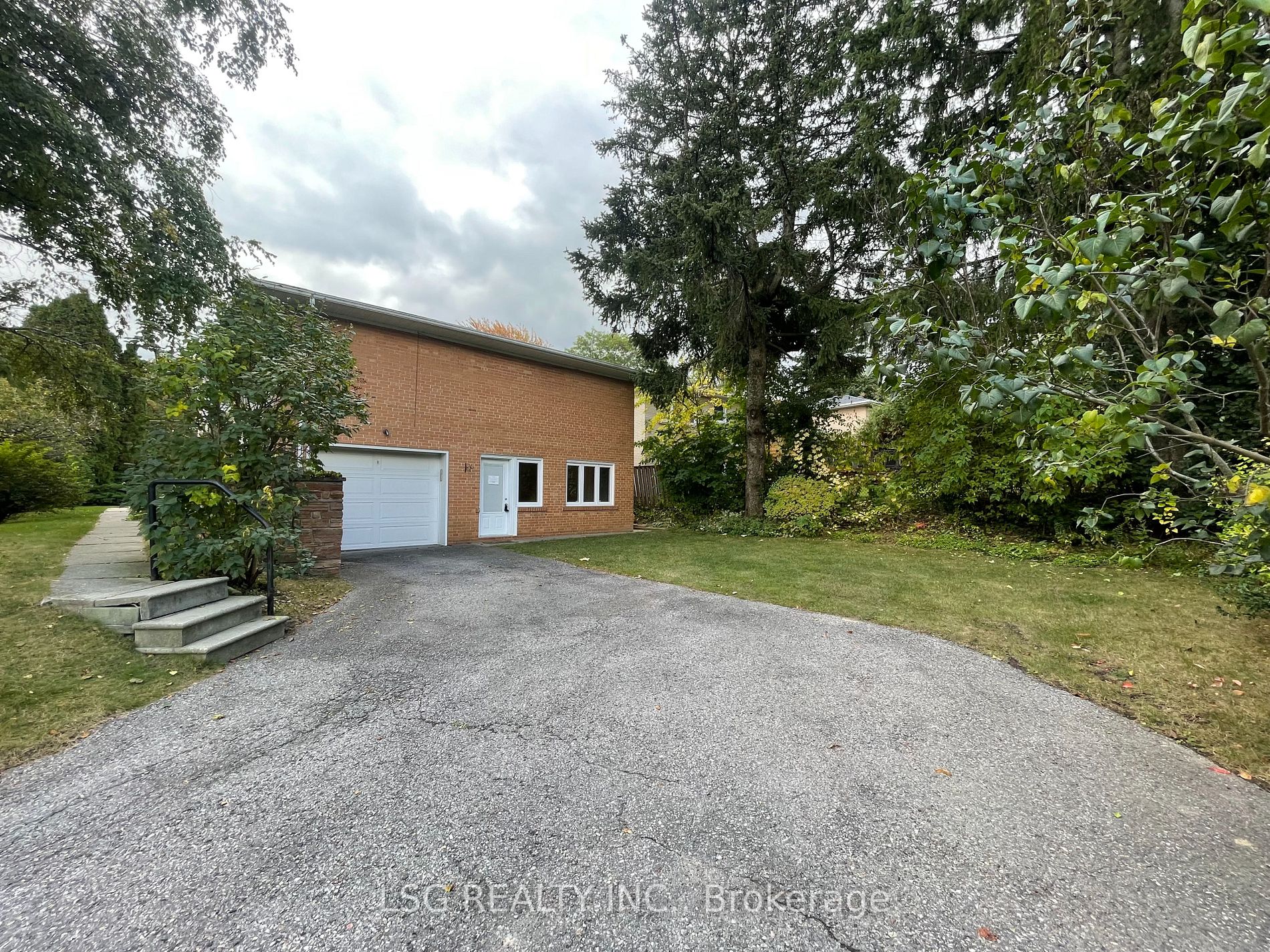 59 Ravenscroft Circ
