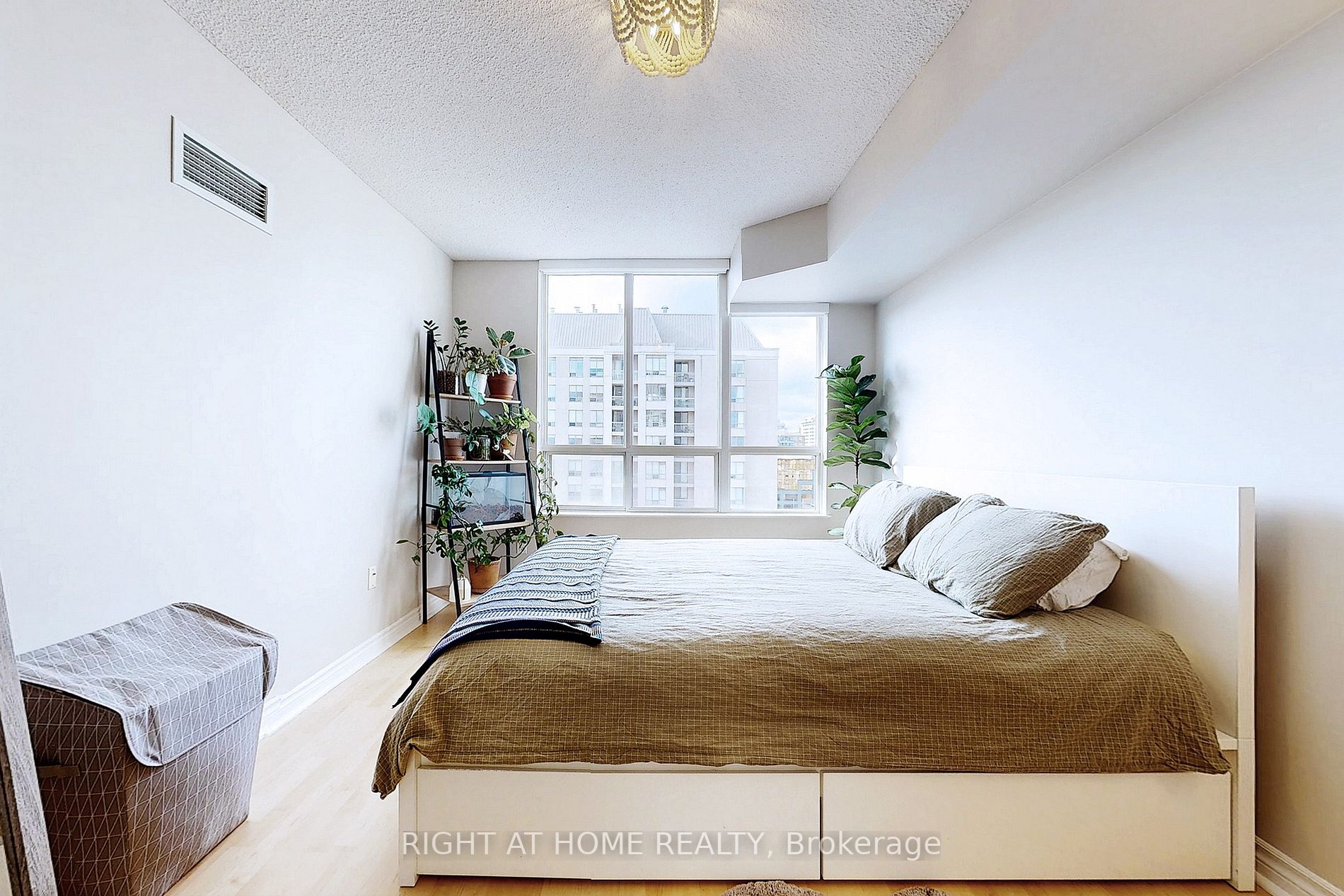 225 Merton St, #1008