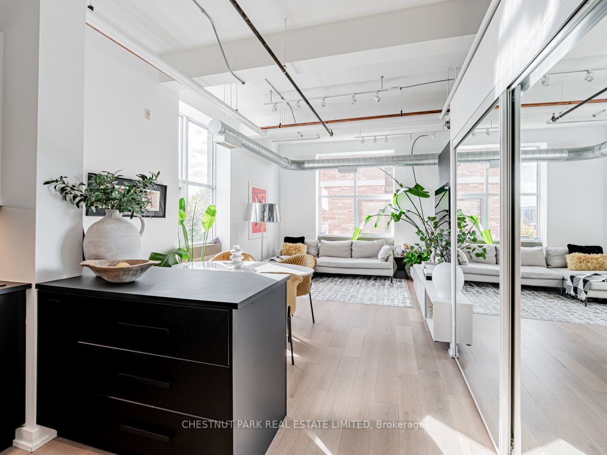 955 Queen St W, #526