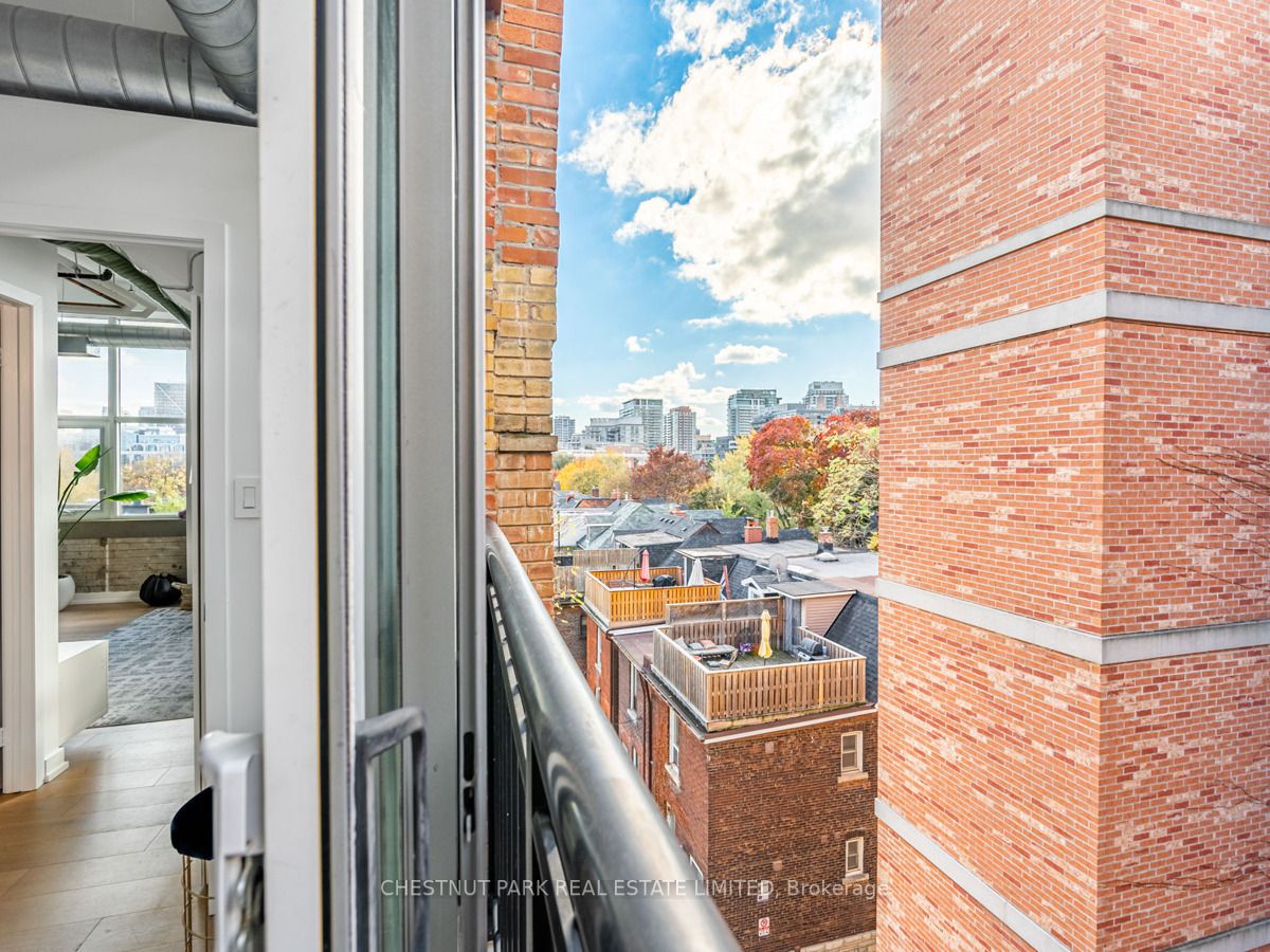 955 Queen St W, #526
