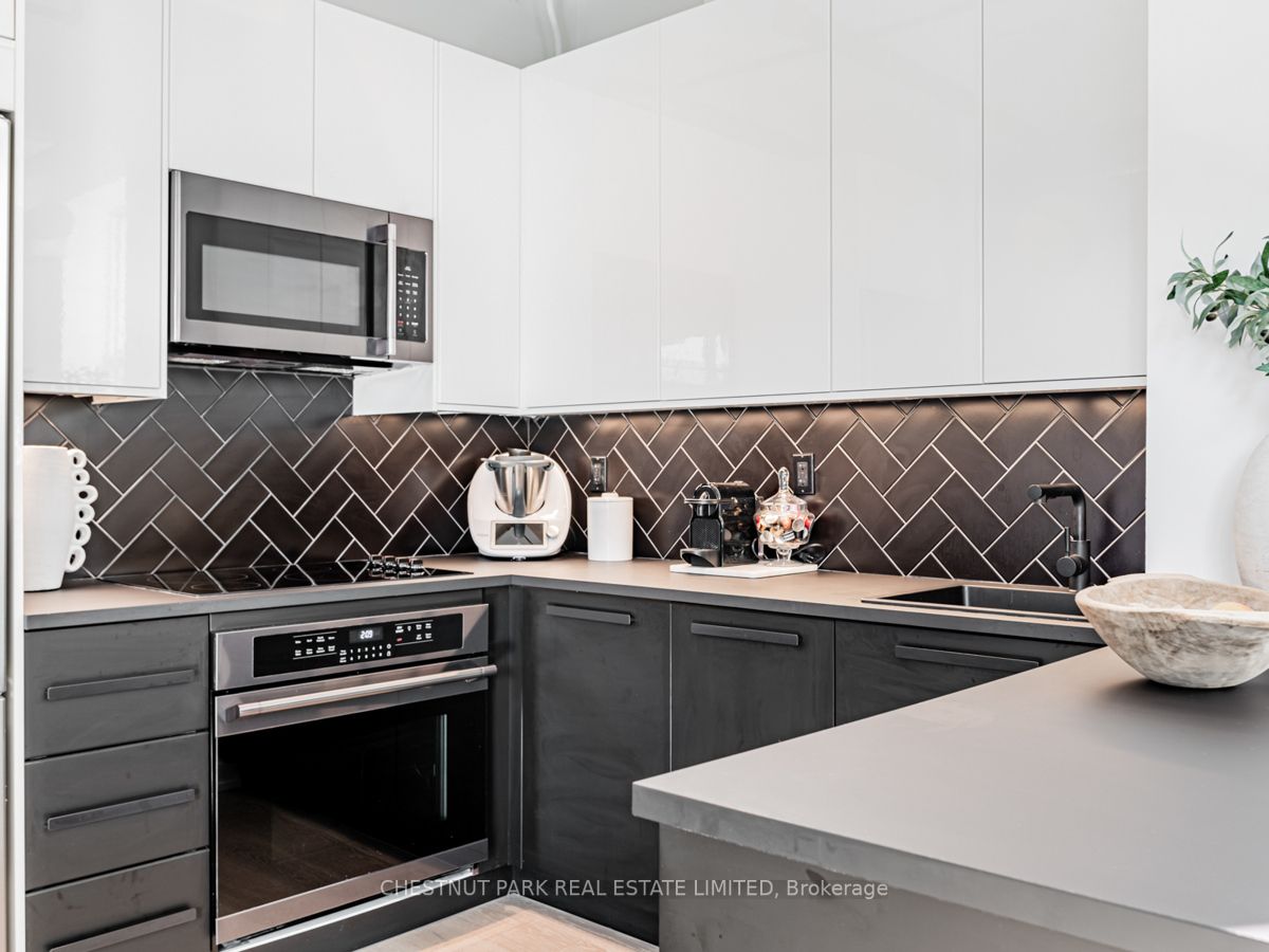 955 Queen St W, #526