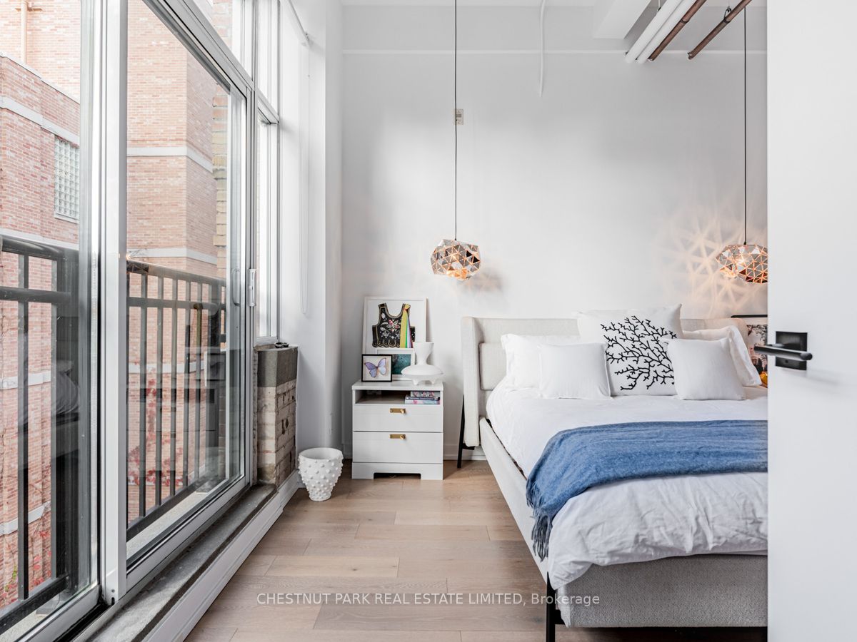 955 Queen St W, #526