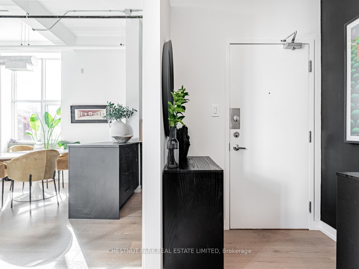 955 Queen St W, #526