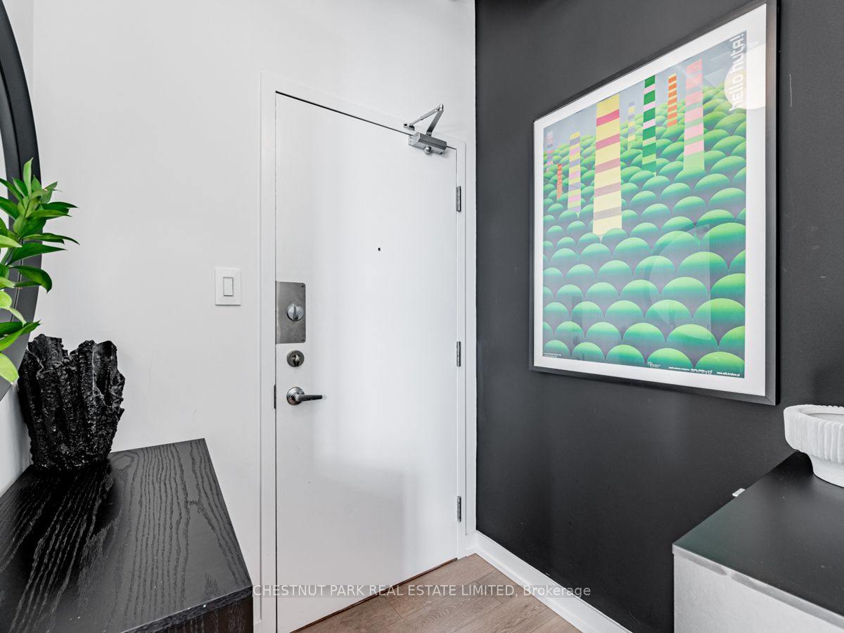 955 Queen St W, #526