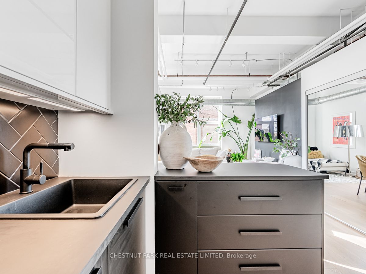 955 Queen St W, #526