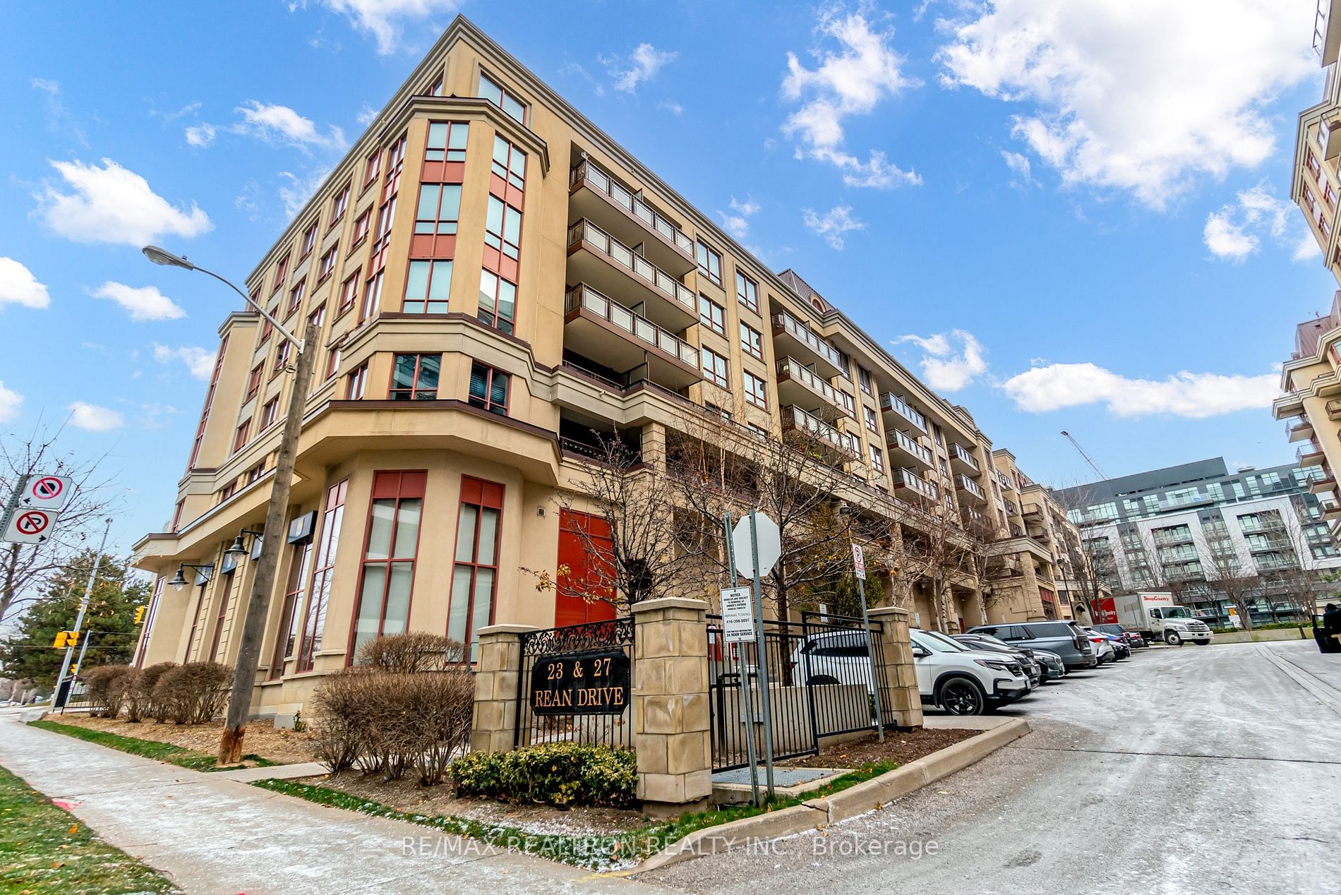 27 Rean Dr, #526