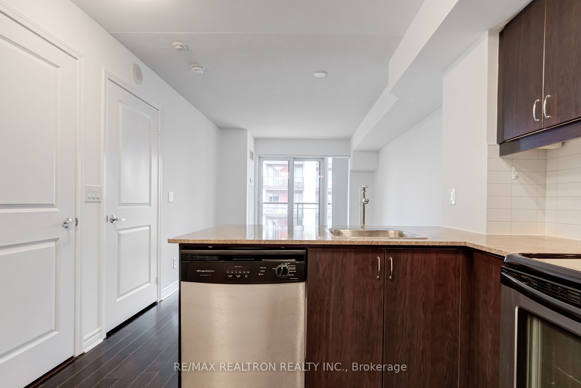 27 Rean Dr, #526