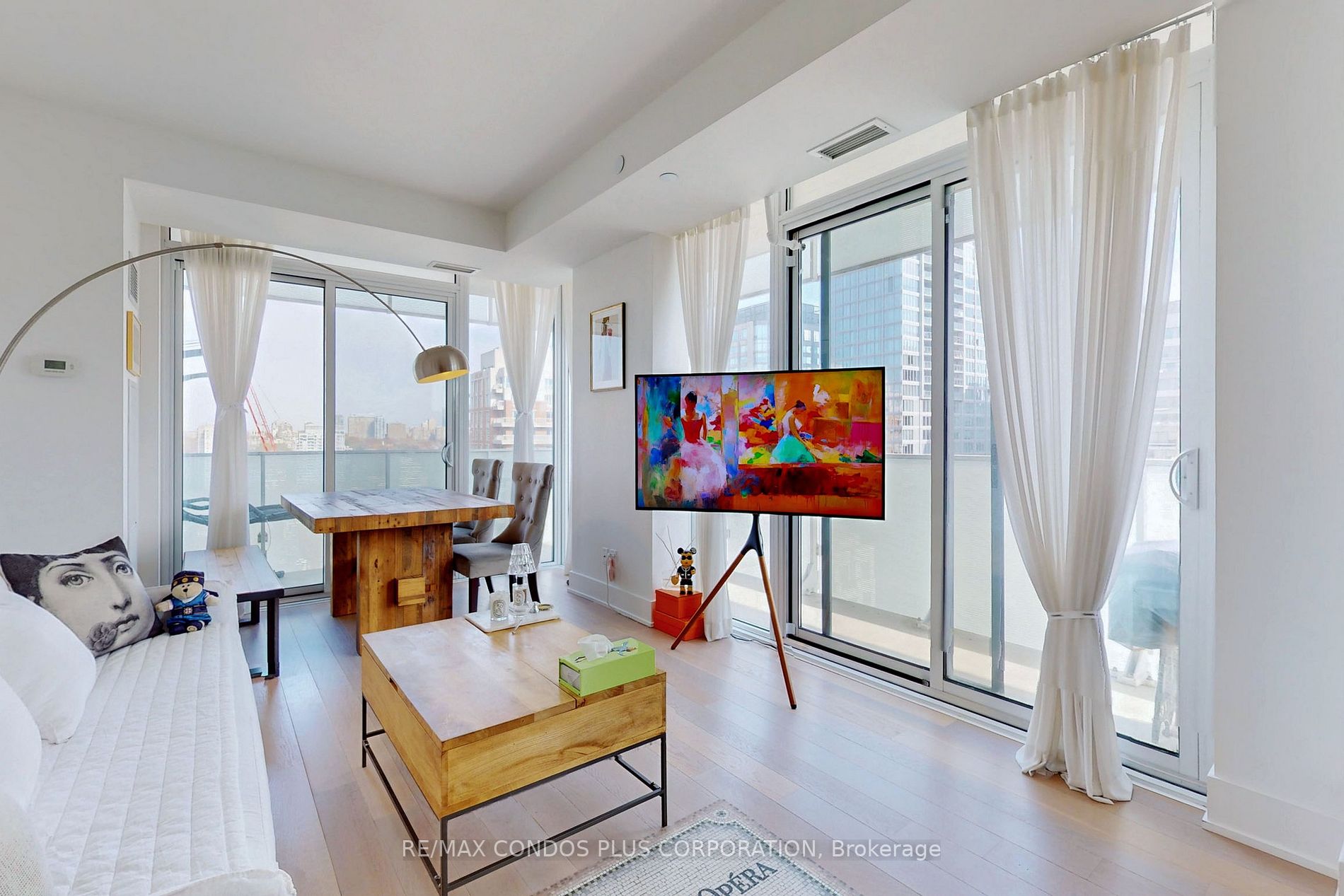 200 Bloor St W, #2105