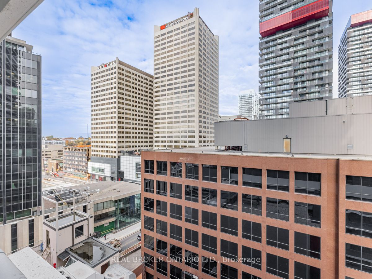 2221 Yonge St, #901