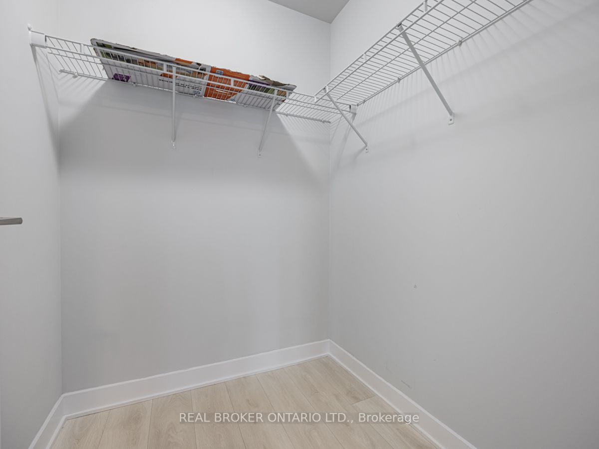2221 Yonge St, #901