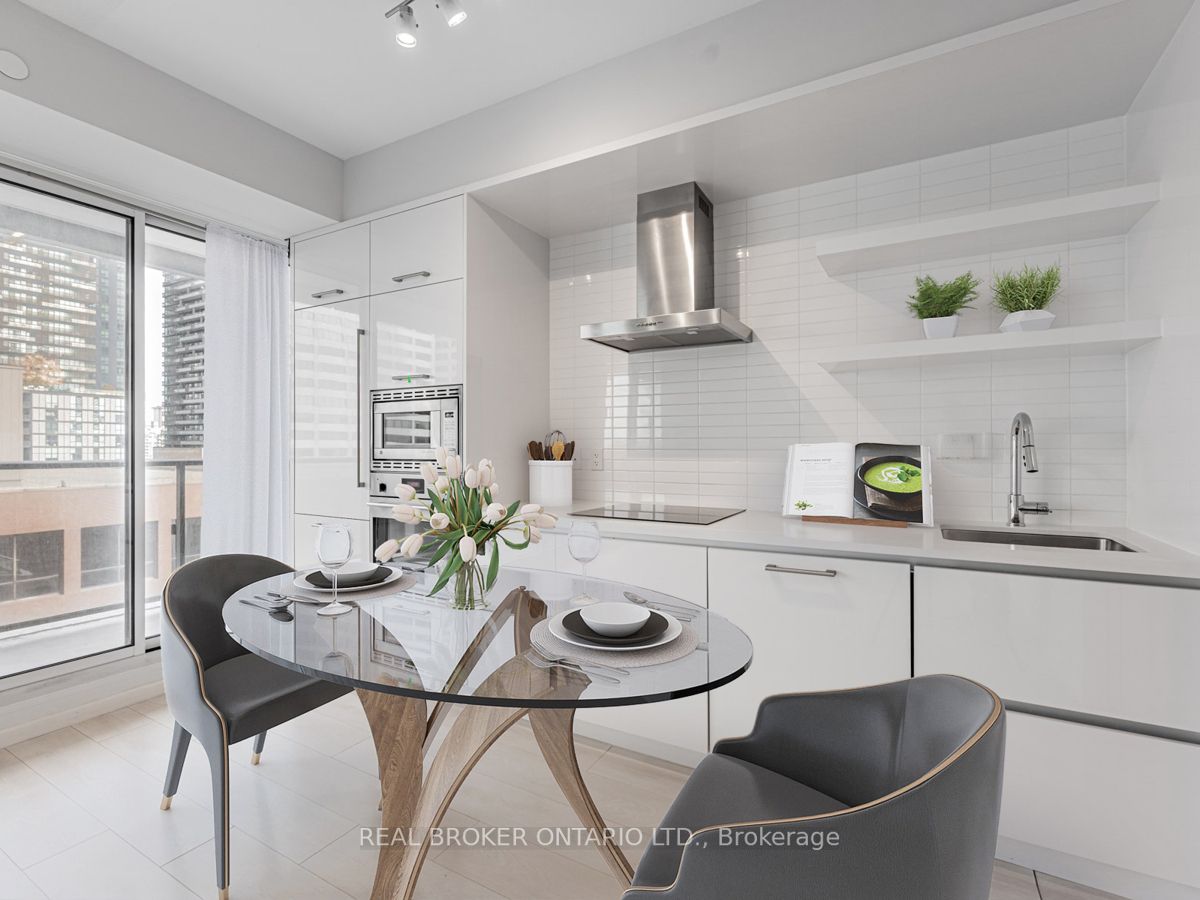 2221 Yonge St, #901