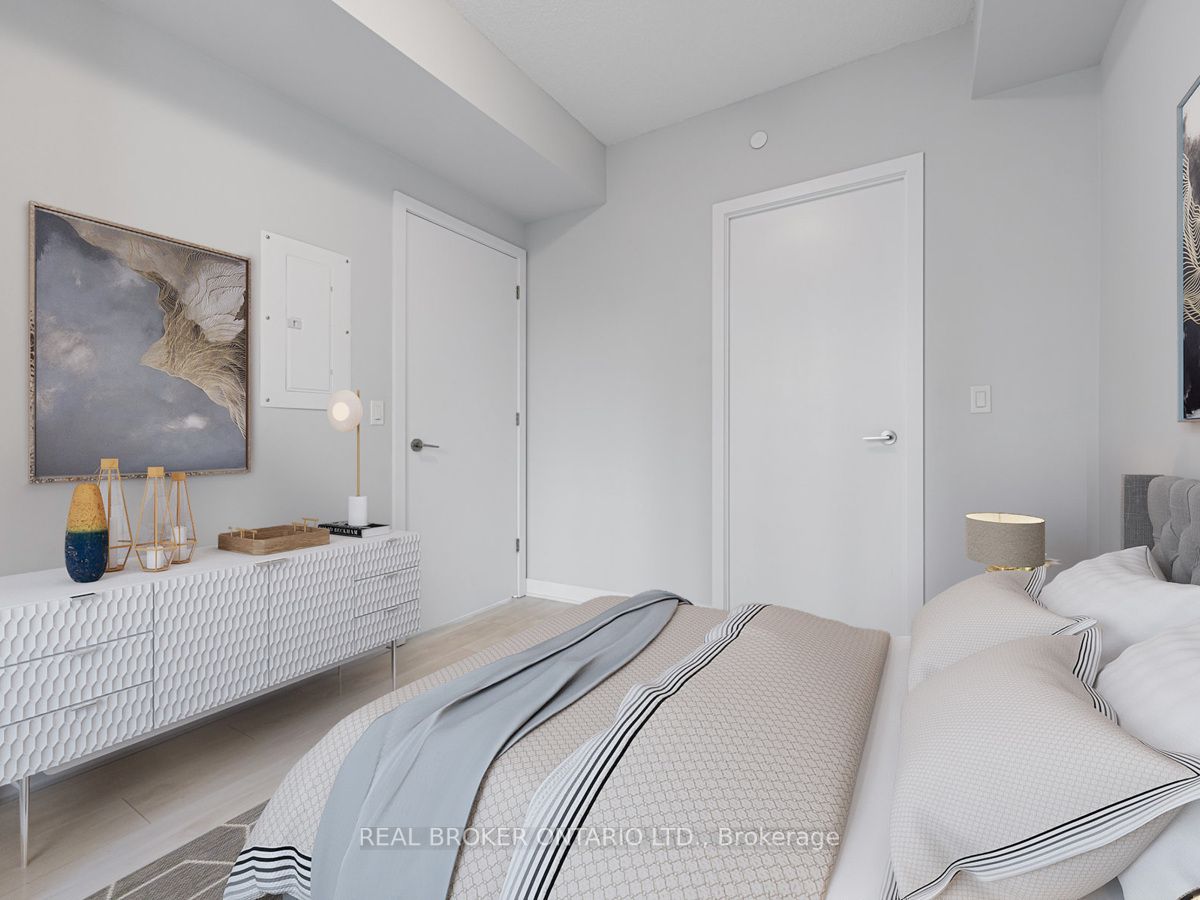 2221 Yonge St, #901