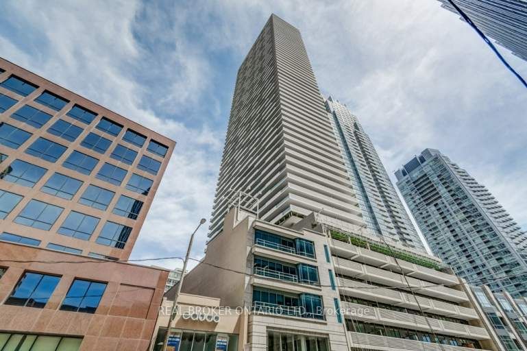 2221 Yonge St, #901