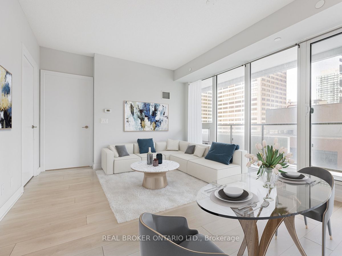 2221 Yonge St, #901