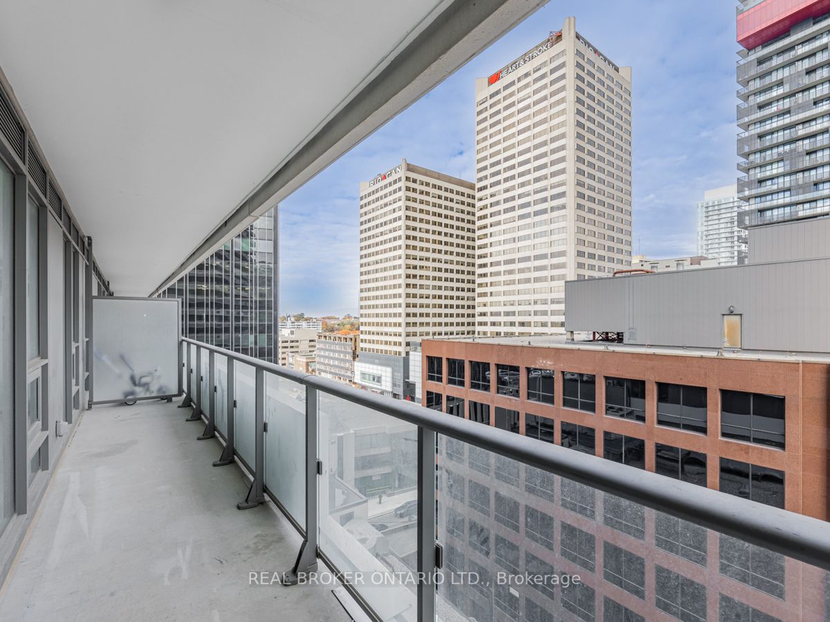 2221 Yonge St, #901