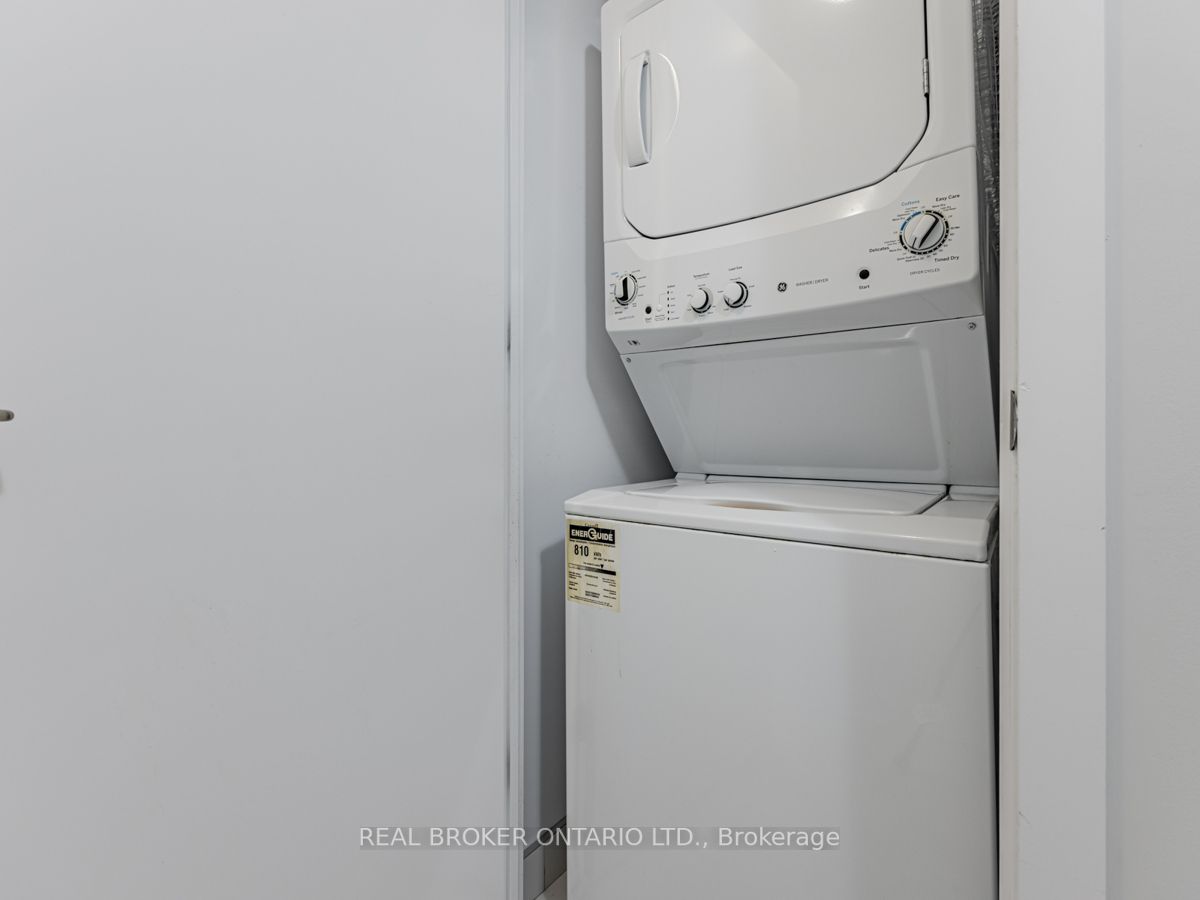 2221 Yonge St, #901