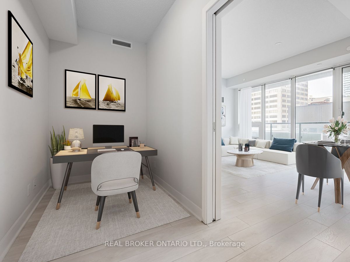 2221 Yonge St, #901