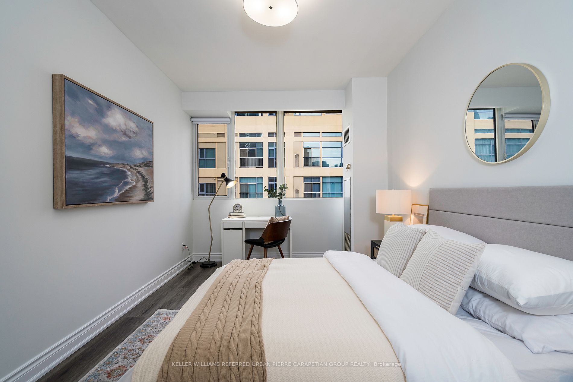 555 Yonge St, #906