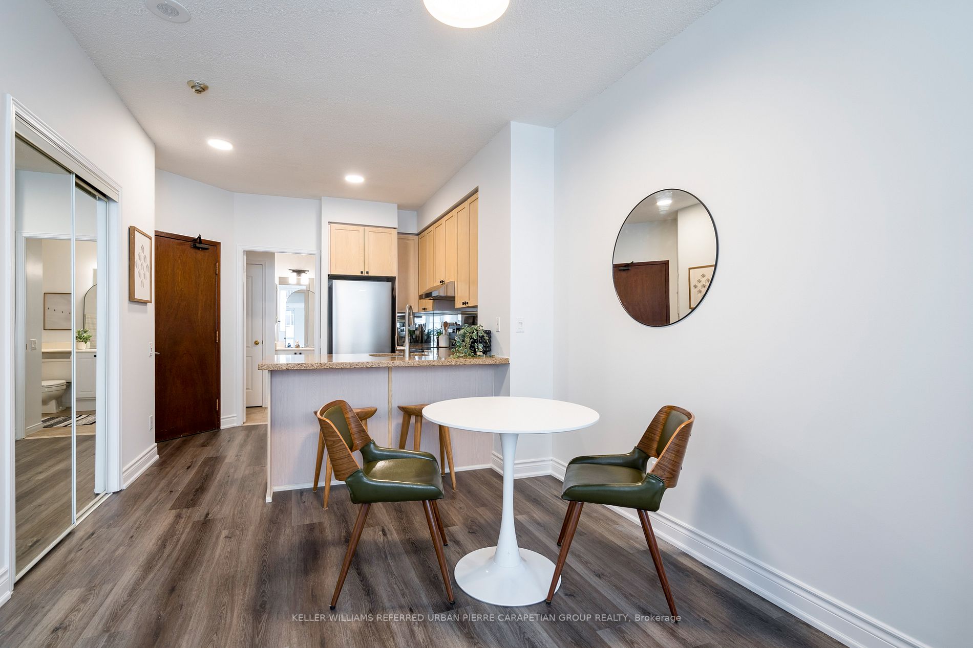 555 Yonge St, #906