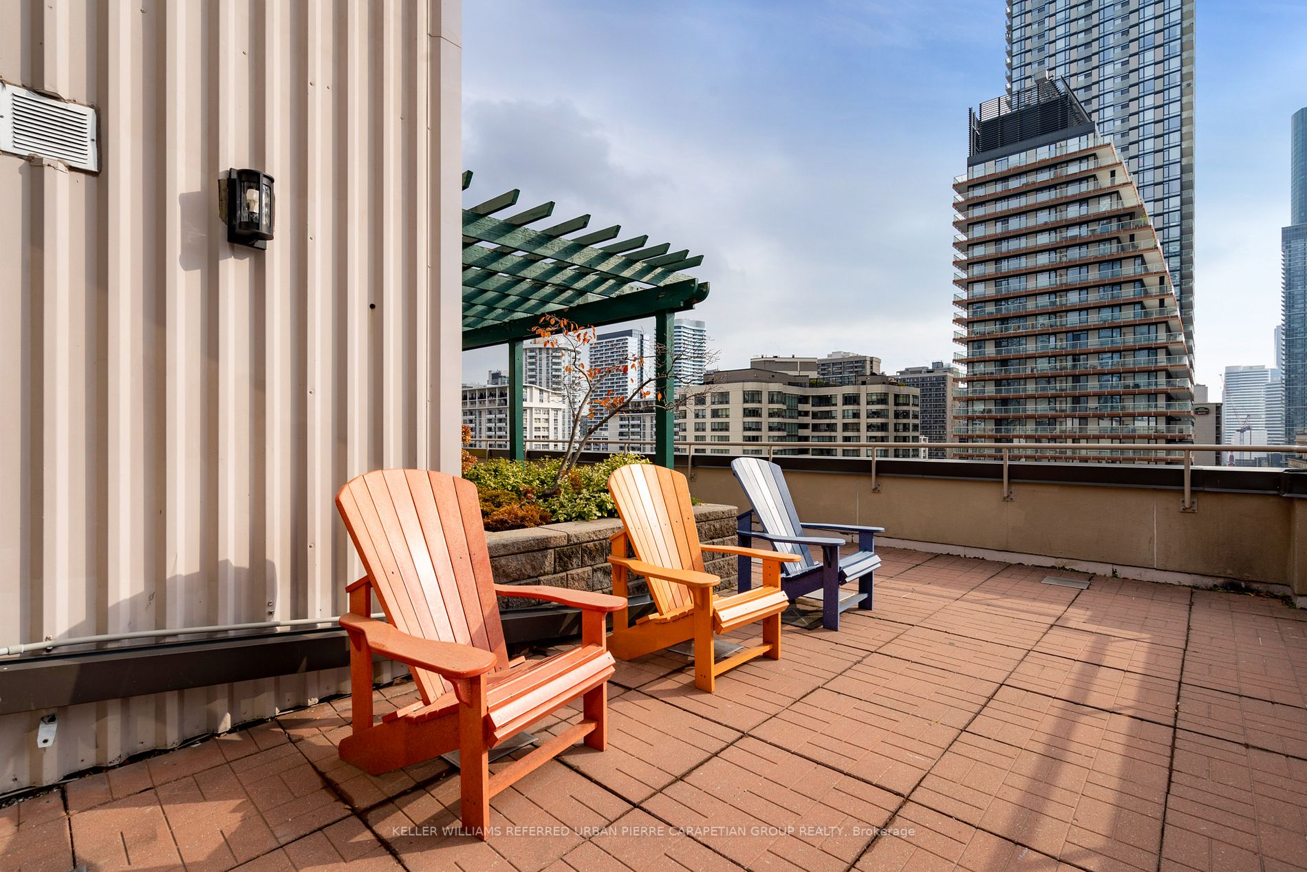 555 Yonge St, #906