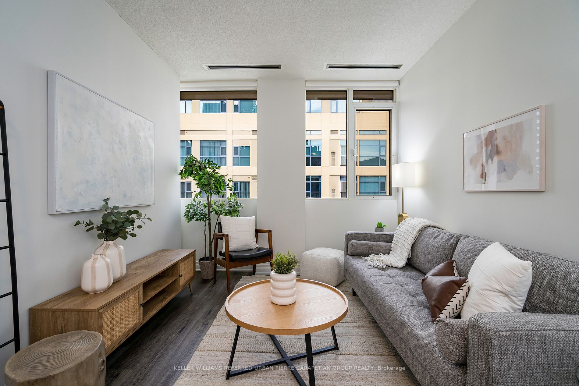 555 Yonge St, #906