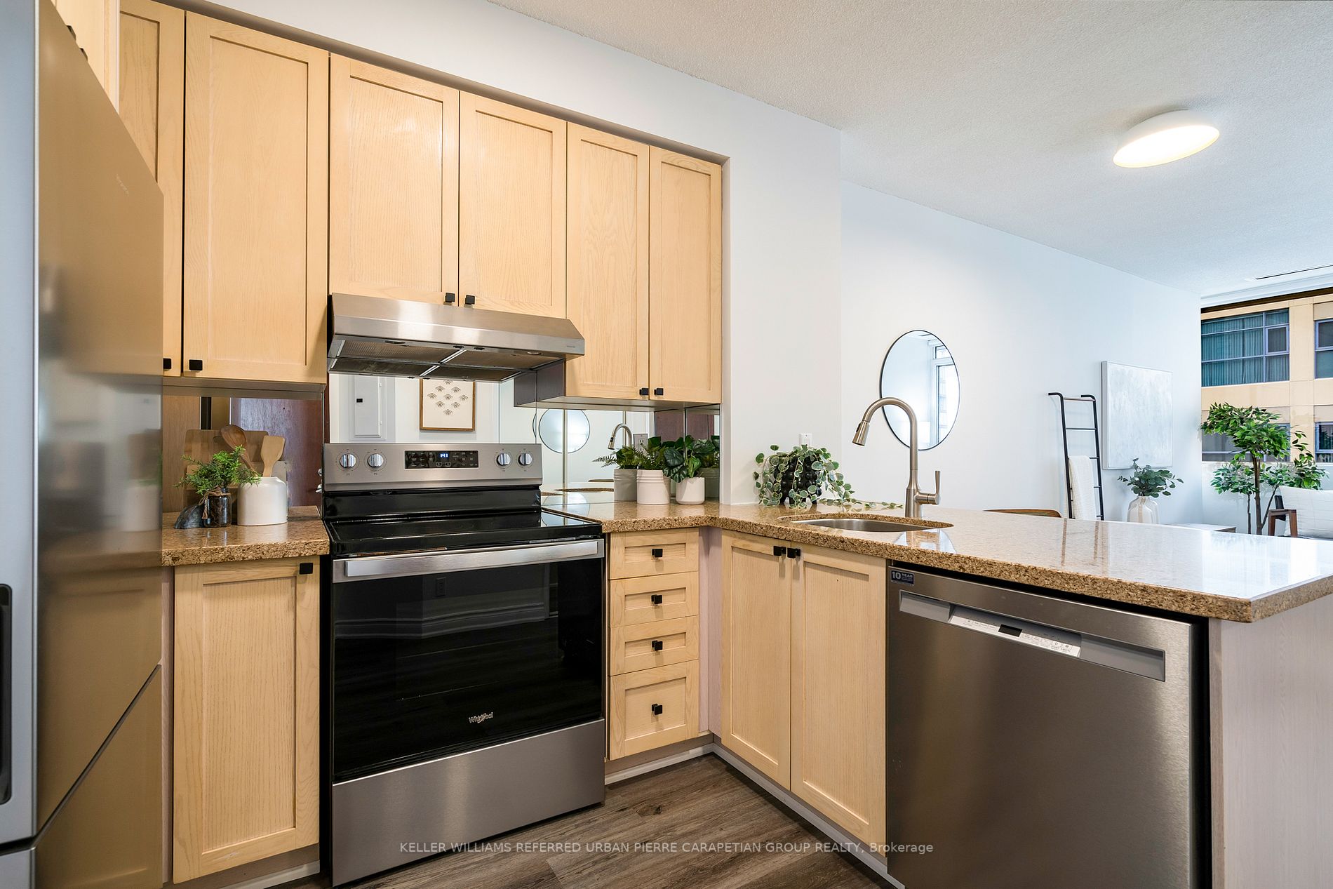 555 Yonge St, #906