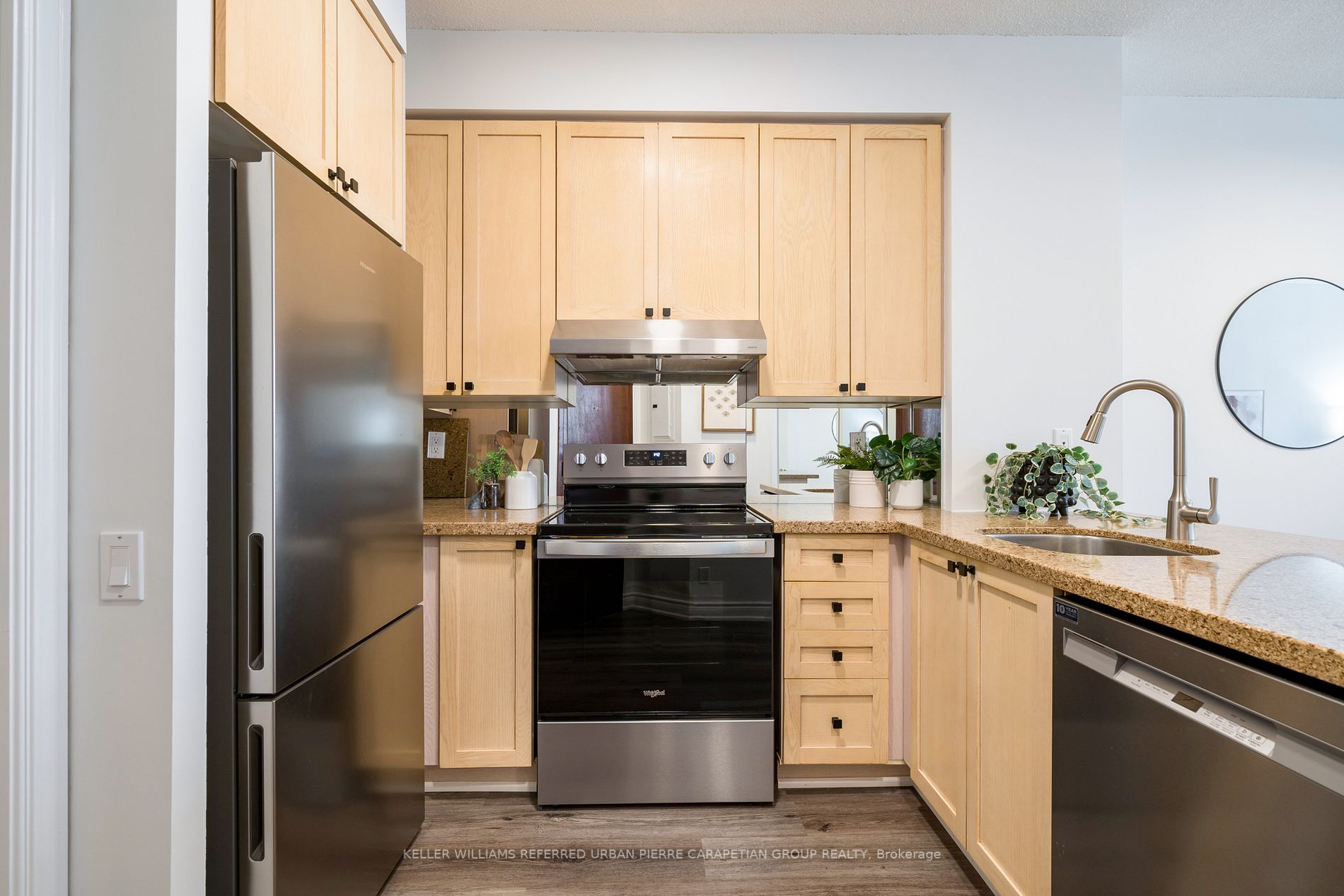 555 Yonge St, #906