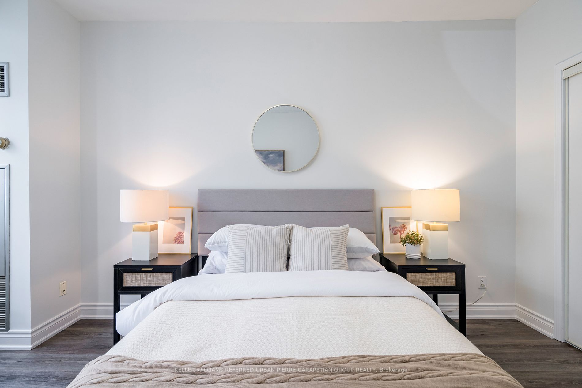 555 Yonge St, #906