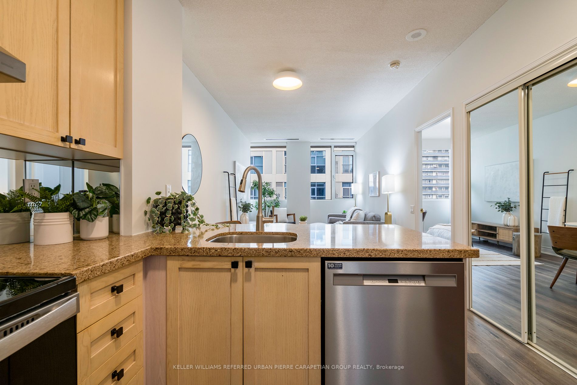 555 Yonge St, #906