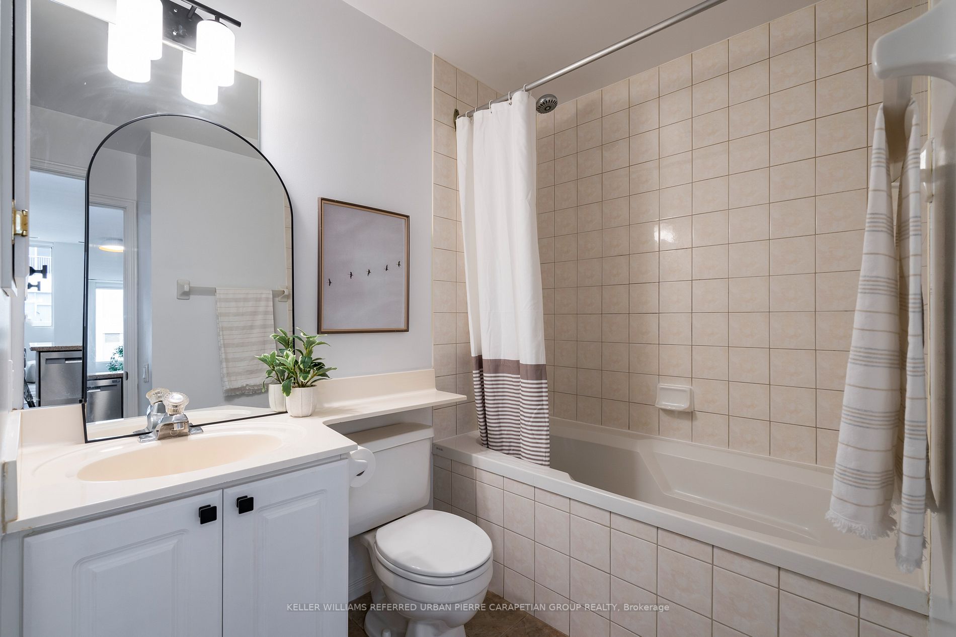 555 Yonge St, #906