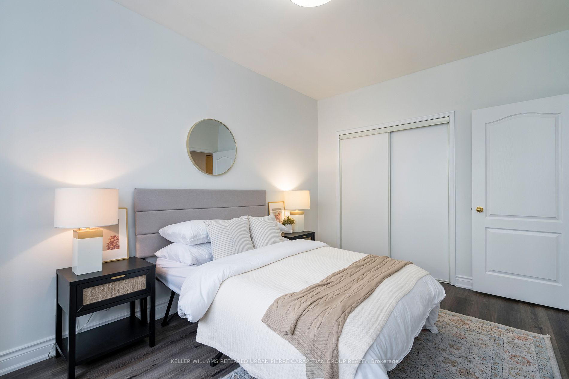 555 Yonge St, #906
