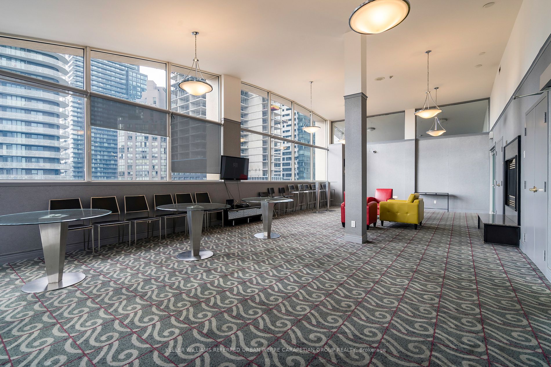 555 Yonge St, #906