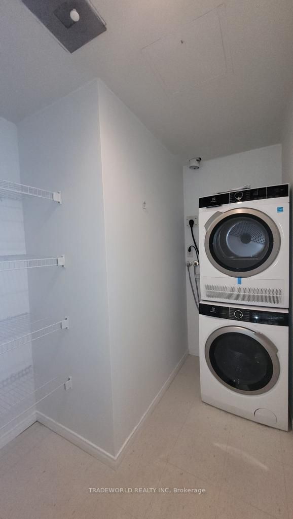 35 Finch Ave E, #1202