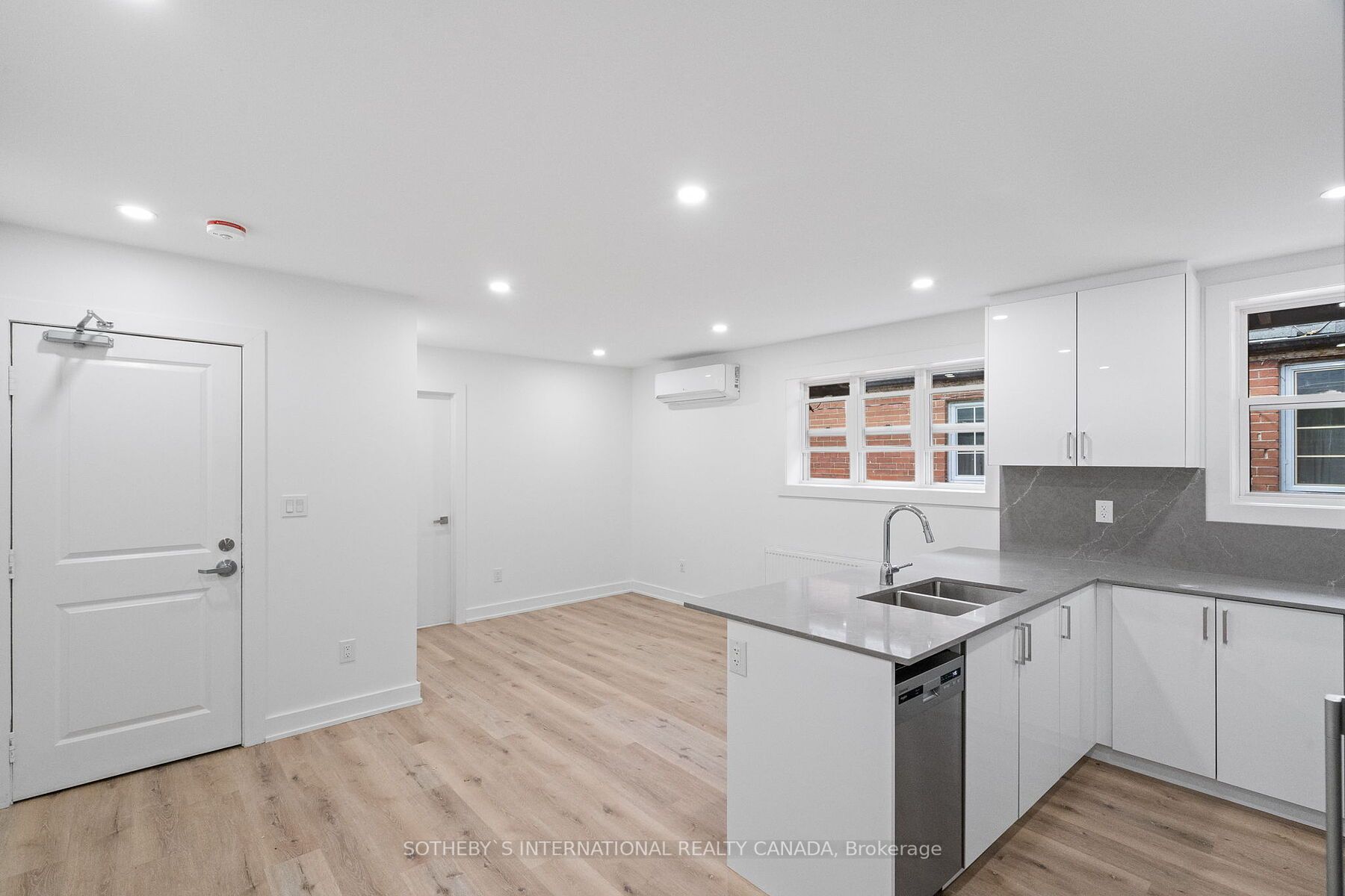 28 Strathgowan Ave, #Upper
