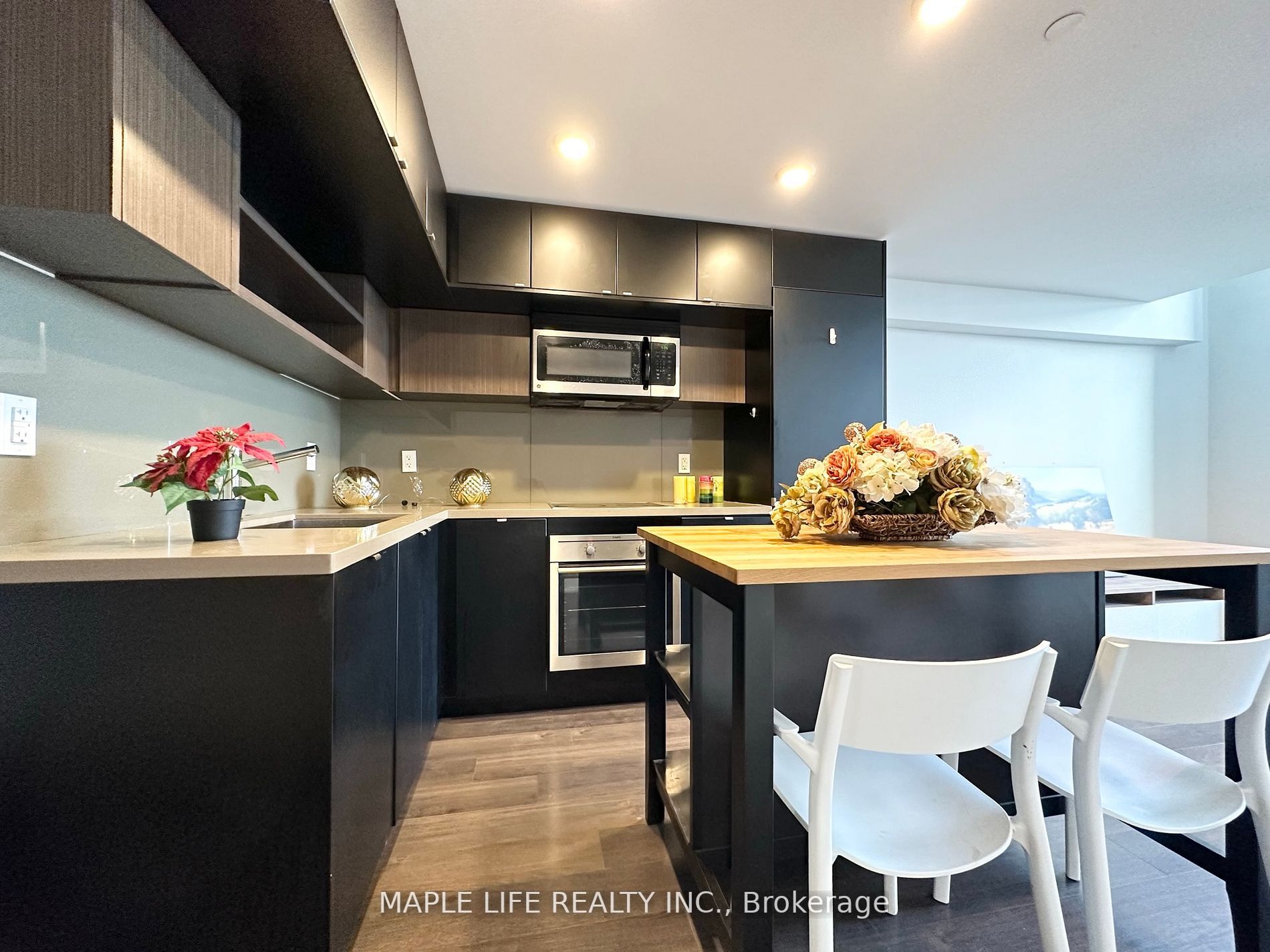 111 St Clair Ave W, #817