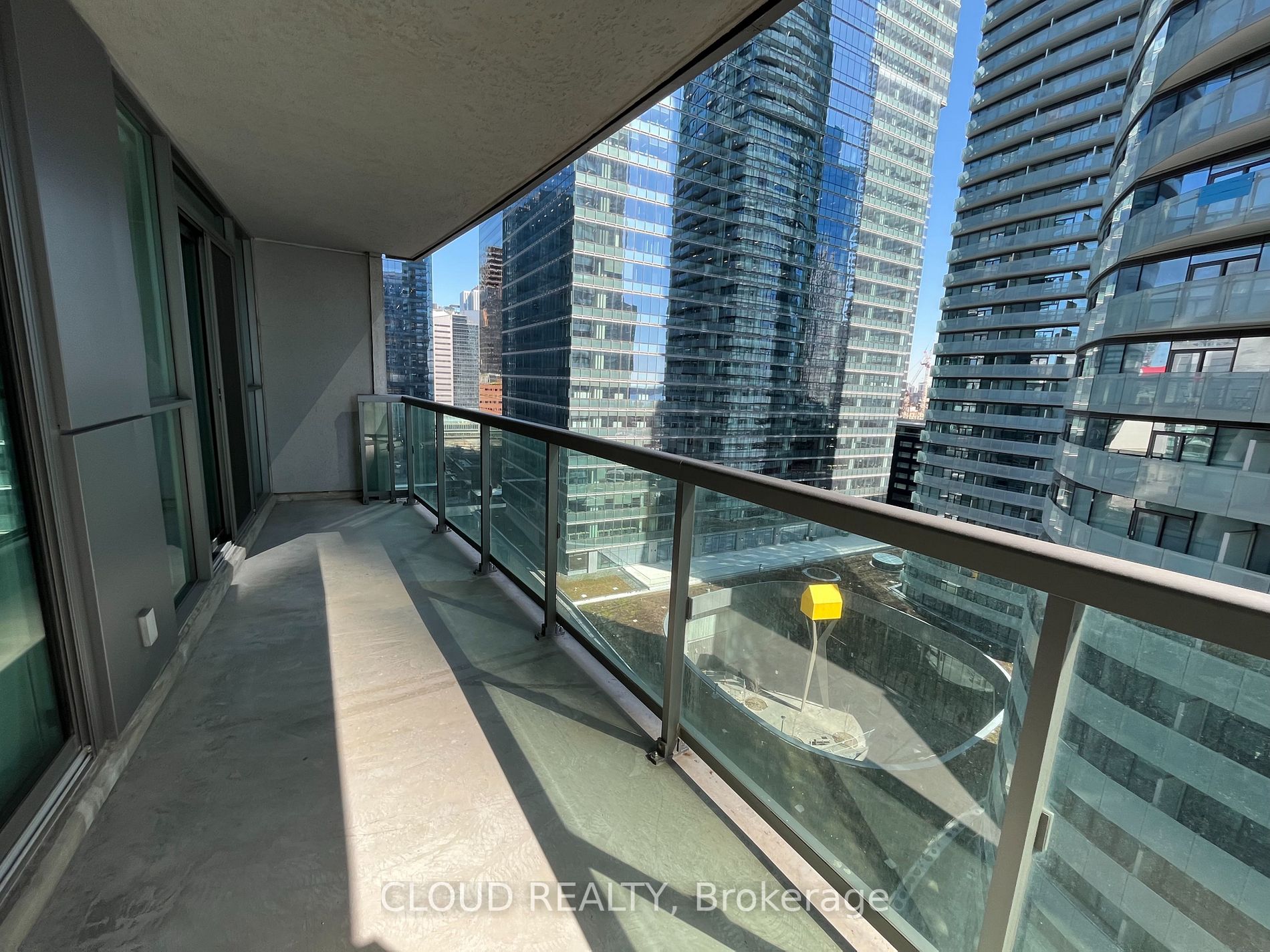19 Grand Trunk Cres, #1807