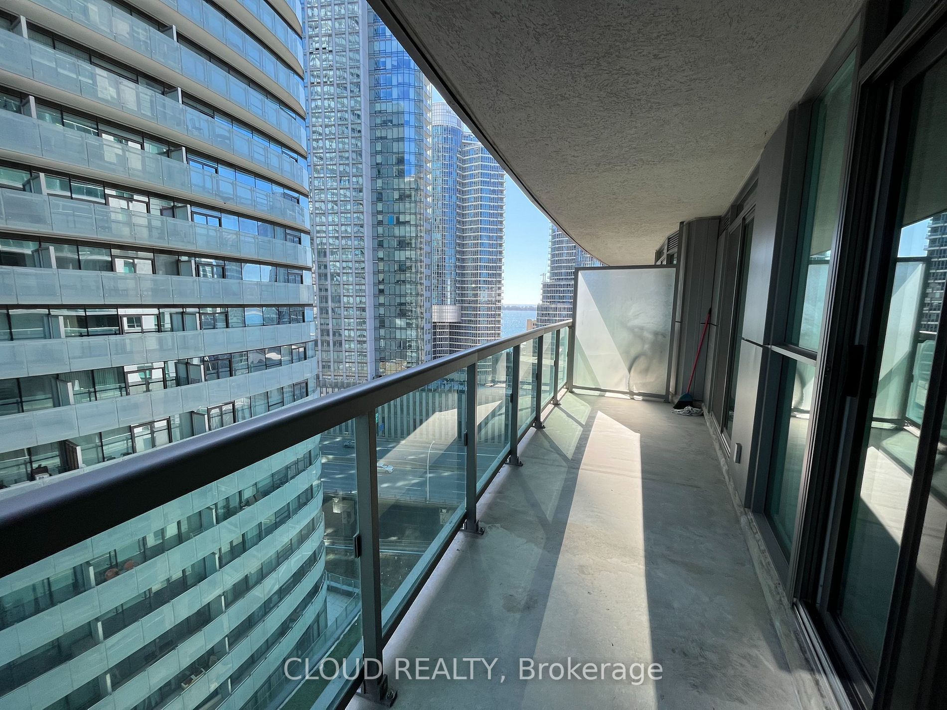 19 Grand Trunk Cres, #1807