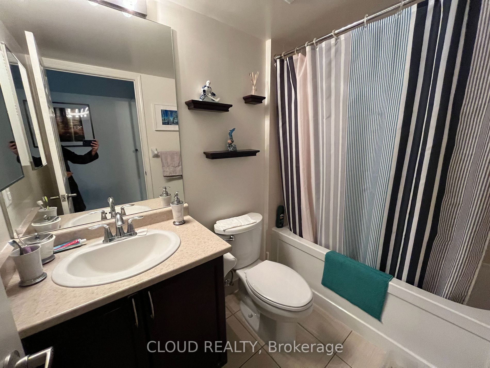 19 Grand Trunk Cres, #1807