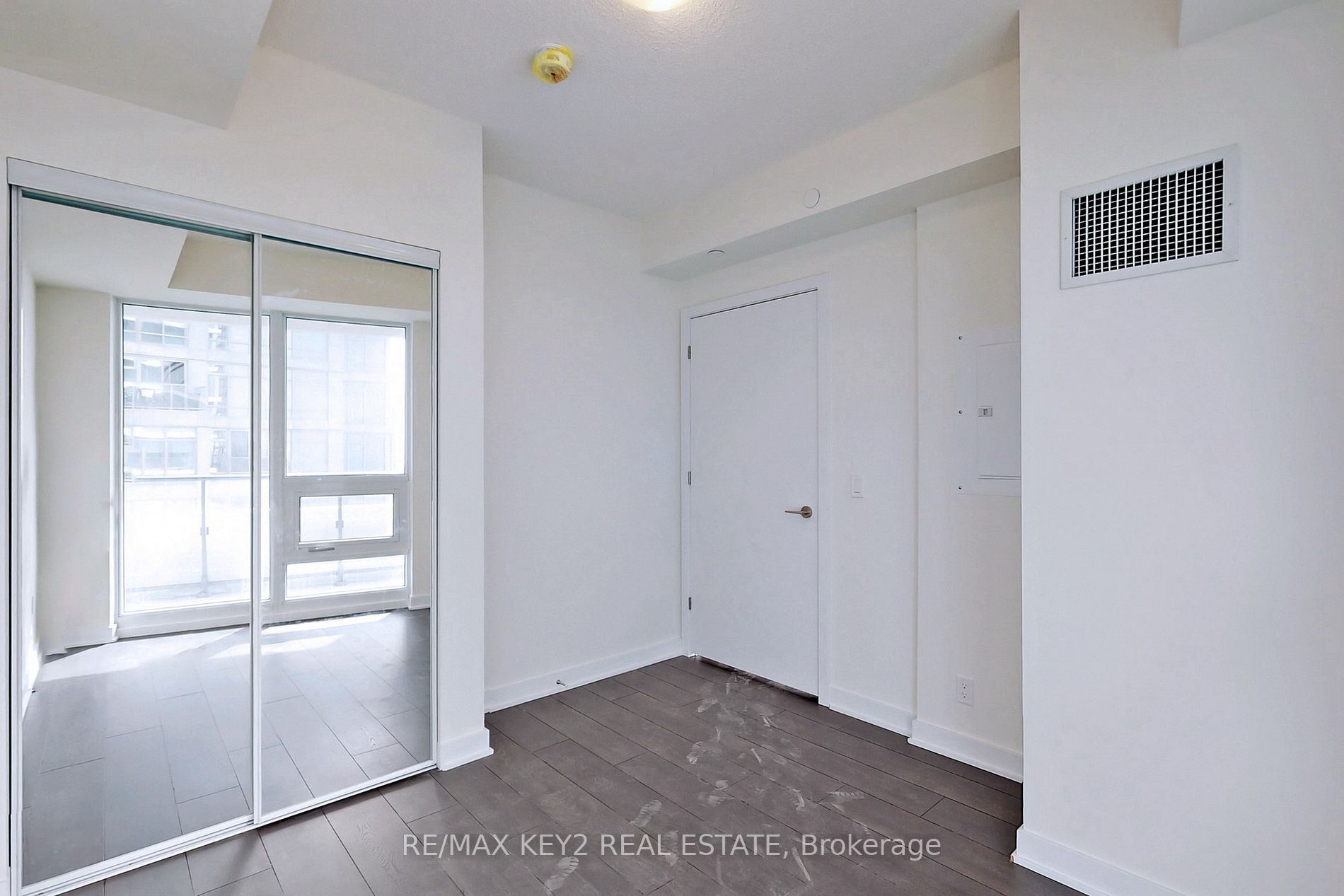 2221 Yonge St, #4104