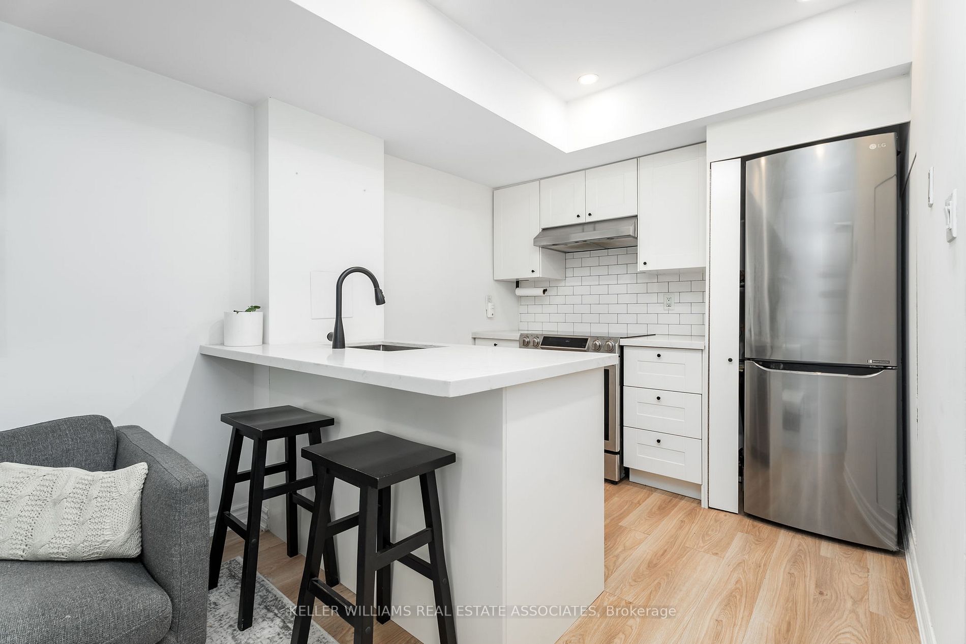 11 Niagara St W, #32