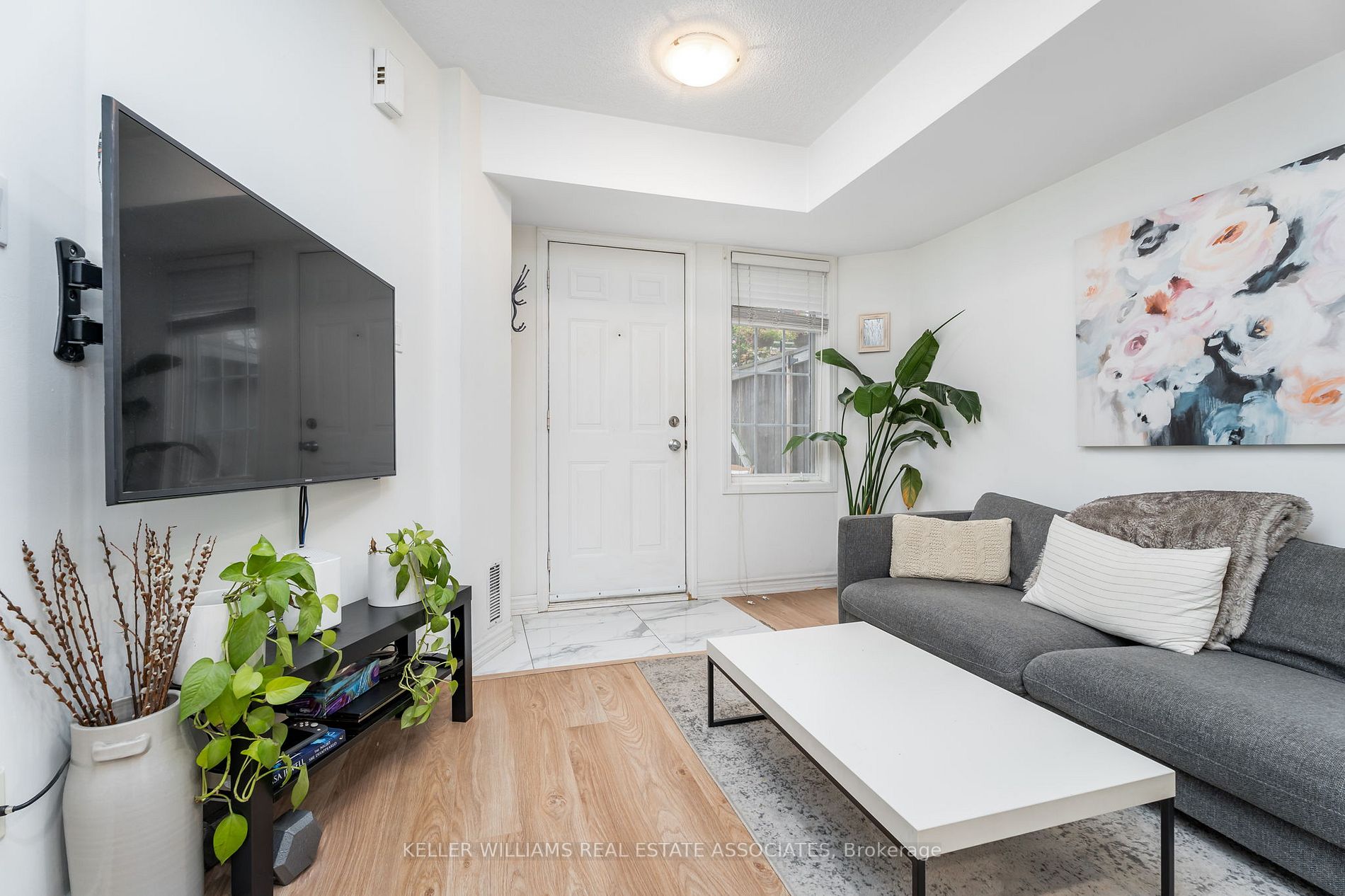 11 Niagara St W, #32